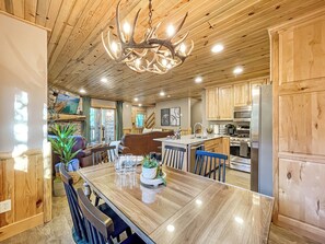 Dining - Christmas near Canyons Village•Easy Ski Access•Walk to Hot Tubs/Firepit/Free Bus (Park City)