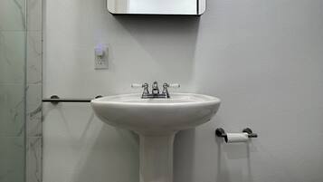 Douche, sèche-cheveux, bidet, serviettes fournies