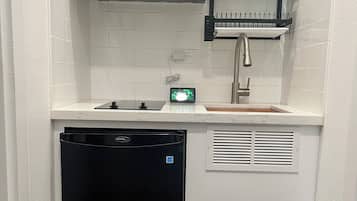 Fridge, microwave, stovetop, coffee/tea maker