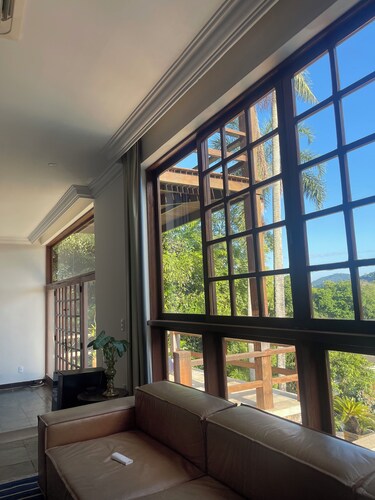 Wonderful house in a renowned condominium, with 24-hour security in the middle of the forest