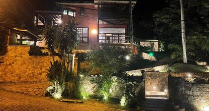 Wonderful house in a renowned condominium, with 24-hour security in the middle of the forest