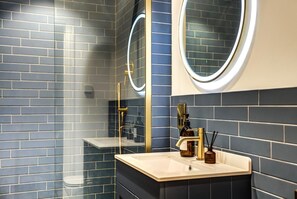 シャワー、ヘアドライヤー、タオル、石鹸