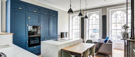 電子レンジ、オーブン、コンロ、食器洗い機