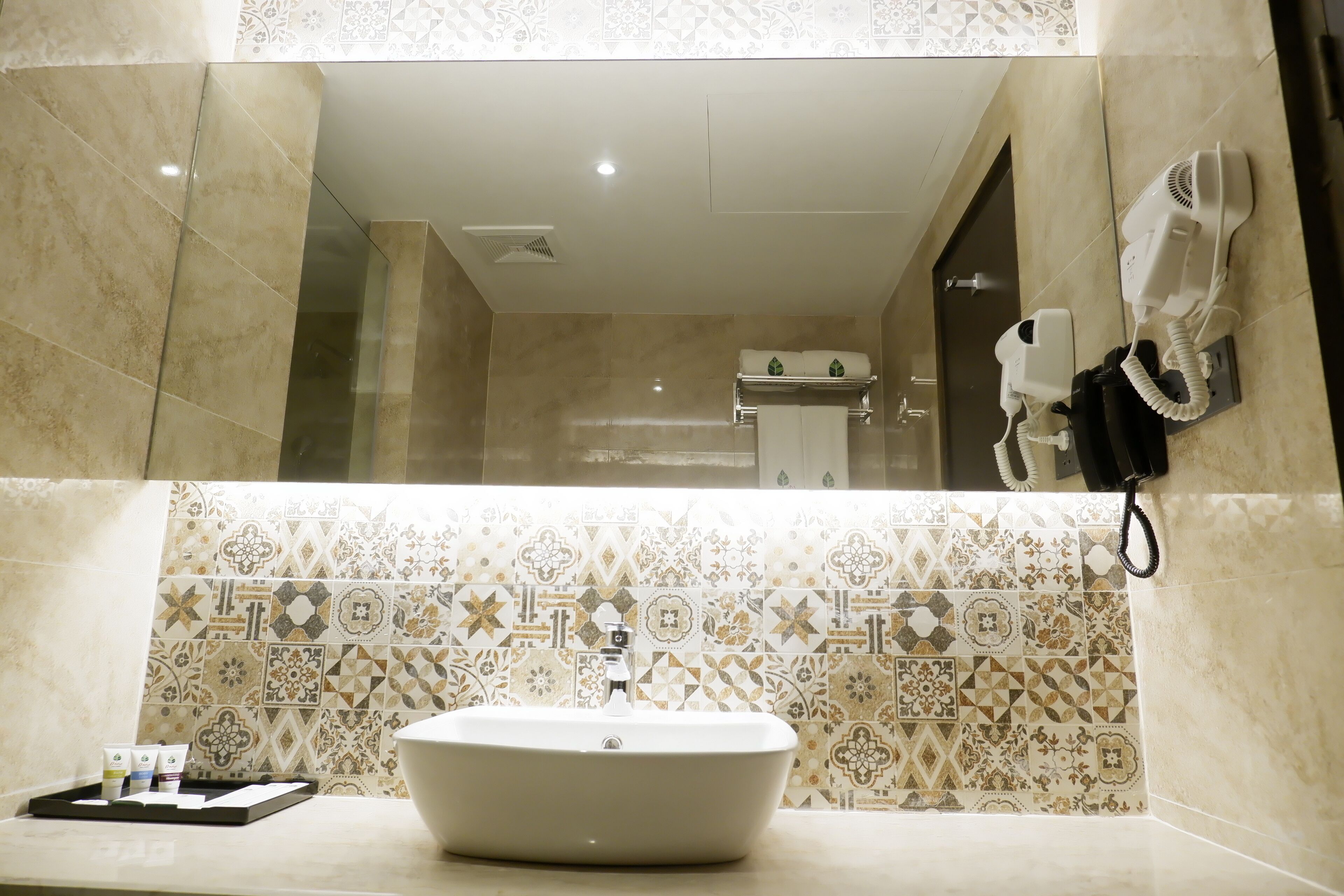 Deluxe-Zweibettzimmer | Badezimmer | Dusche, Haartrockner, Hausschuhe, Handtücher