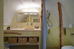 Regadera, secadora de cabello, bidet, toallas 