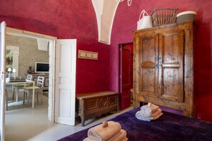 2 bedrooms, iron/ironing board, WiFi