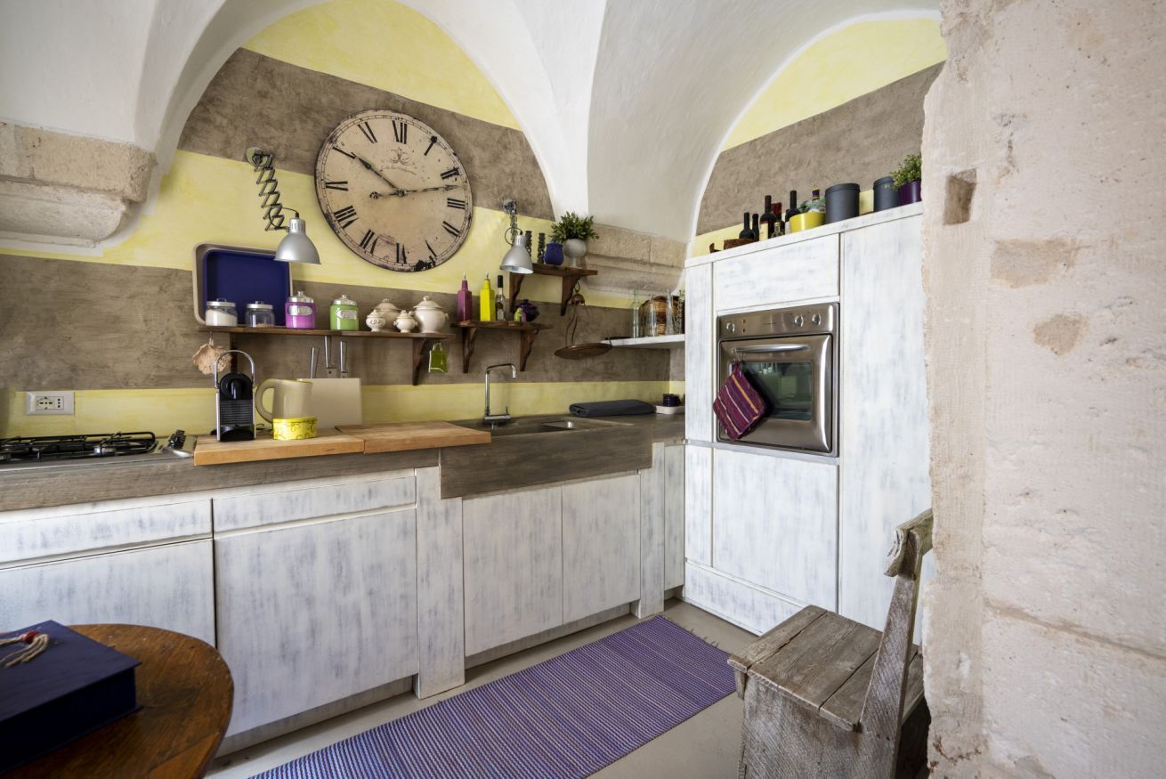 Fridge, oven, stovetop, coffee/tea maker