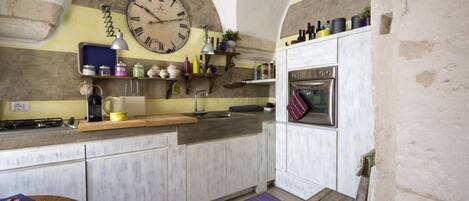 Fridge, oven, stovetop, coffee/tea maker