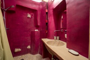 Douche, sèche-cheveux, bidet, serviettes fournies