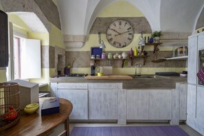 Réfrigérateur, four, plaque de cuisson, cafetière/bouilloire