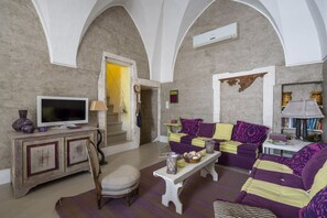 TV - Beautiful apartment located in the heart of Ostuni (ZTL), a stone's throw from the Cathedral, in the highest point of the historic center. With two bedrooms and two bathrooms, it accommodates 4 people and boasts a spectacular terrace with 360-degree view (Ostuni)
