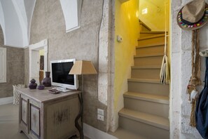 Interior - Beautiful apartment located in the heart of Ostuni (ZTL), a stone's throw from the Cathedral, in the highest point of the historic center. With two bedrooms and two bathrooms, it accommodates 4 people and boasts a spectacular terrace with 360-degree view (Ostuni)