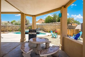 Outdoor dining - Las Cruces Luxury Retreat - Private Pool & Fireplace (Las Cruces)