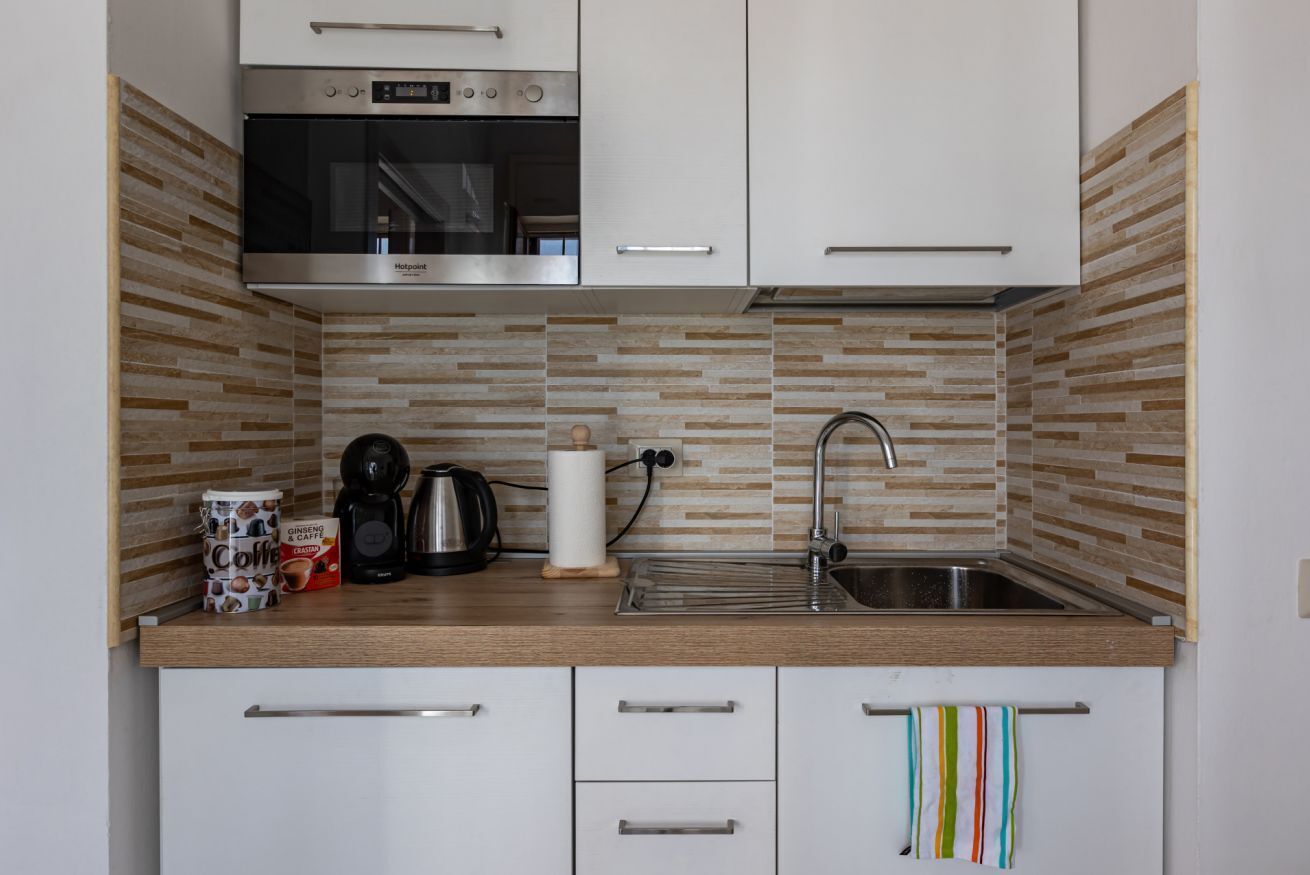 Refrigerador, microondas, parrilla de estufa y cafetera y tetera 