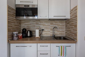 Kühlschrank, Mikrowelle, Herdplatte, Wasserkocher mit Kaffee-/Teezubehör