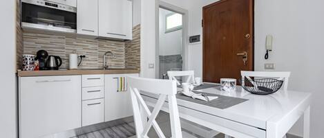 Réfrigérateur, micro-ondes, plaque de cuisson, cafetiÚre/bouilloire