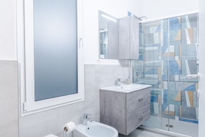 Shower, hair dryer, bidet, towels - Moby Dick Central Flat x3 (Genova)