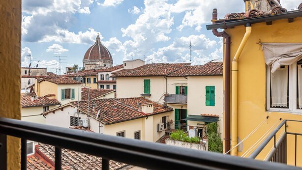 A view of a cityscape with traditional architecture, including a dome-shaped building and terracotta-tiled roofs. - GuestHost - Charming 75 sqm apartment, able to accommodate up to 4 people, located on the FOURTH floor of an ancient building (NO lift). The property is located in the historic center of Florence (Restricted Traffic Area), in the lively Sant'Ambrogio dis (Firenze)
