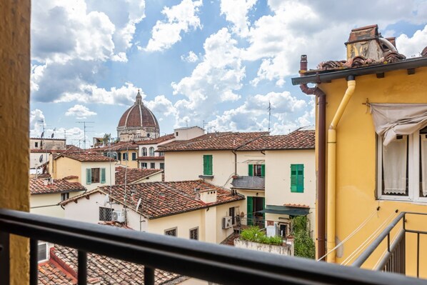 Property grounds - Charming 75 sqm apartment, able to accommodate up to 4 people, located on the FOURTH floor of an ancient building (NO lift). The property is located in the historic center of Florence (Restricted Traffic Area), in the lively Sant'Ambrogio district, a few (Firenze)