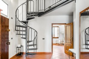 Interior - Charming 75 sqm apartment, able to accommodate up to 4 people, located on the FOURTH floor of an ancient building (NO lift). The property is located in the historic center of Florence (Restricted Traffic Area), in the lively Sant'Ambrogio district, a few (Firenze)