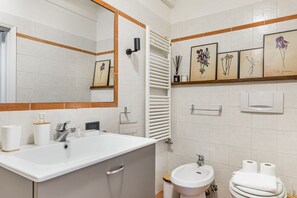 Een douche, een haardroger, een bidet