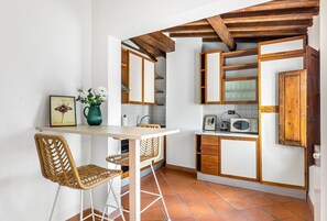 Fridge, microwave, stovetop, dishwasher - GuestHost - Charming 75 sqm apartment, able to accommodate up to 4 people, located on the FOURTH floor of an ancient building (NO lift). The property is located in the historic center of Florence (Restricted Traffic Area), in the lively Sant'Ambrogio dis (Firenze)
