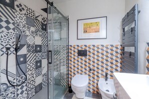 Dusche, Haartrockner, Bidet