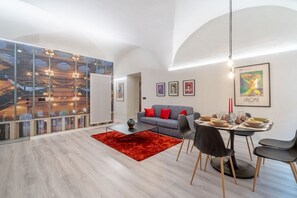 Dining - GuestHost - Elegant and spacious apartment ideal for 6 people and equipped with every comfort, located in Via Po near Piazza Castello: you cannot find a more central area in Turin: all the main attractions, as well as public transport and numerous restau (Torino)