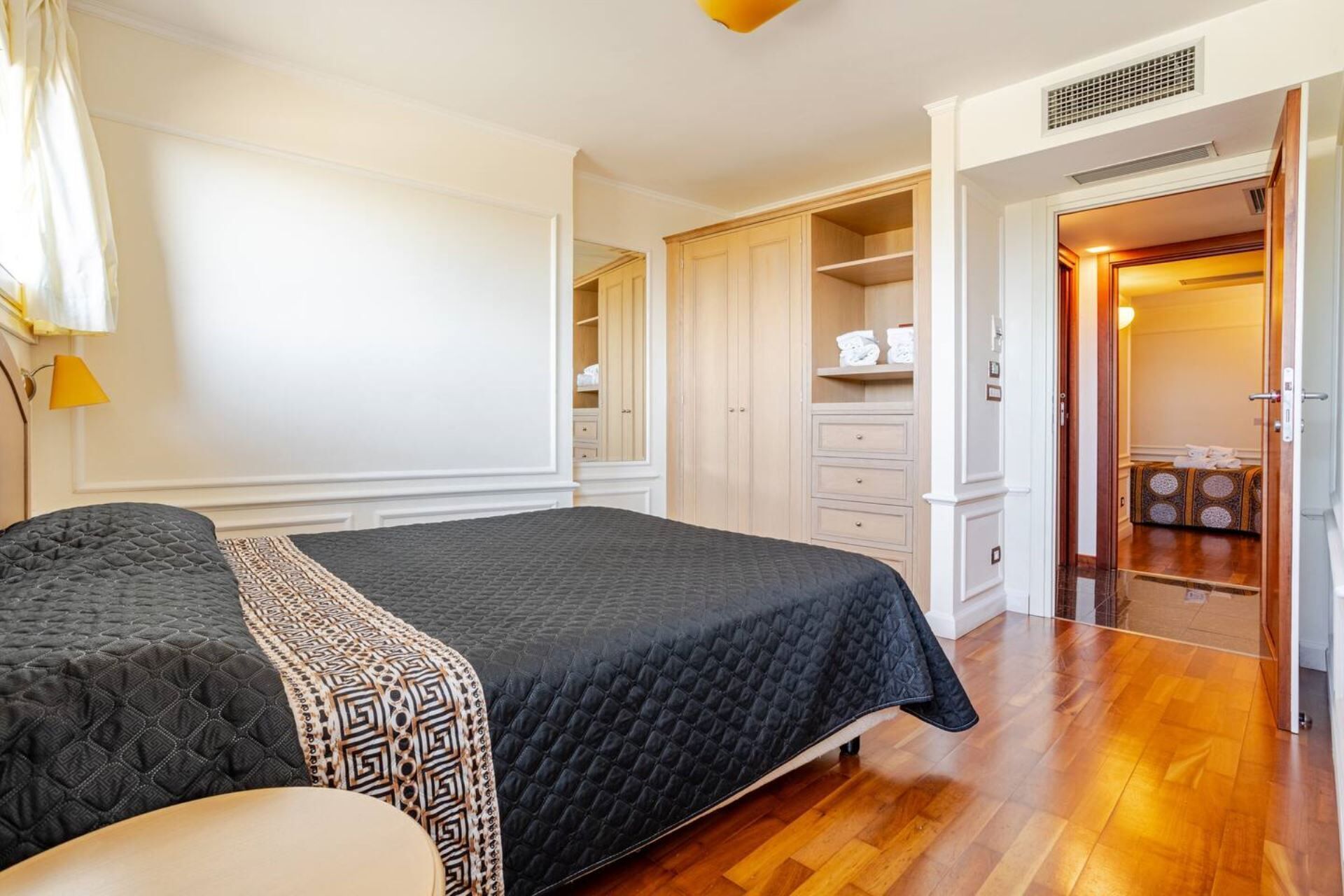 8 bedrooms, desk, WiFi