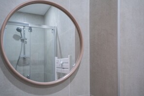 Suihku, hiustenkuivaaja, pyyhkeet