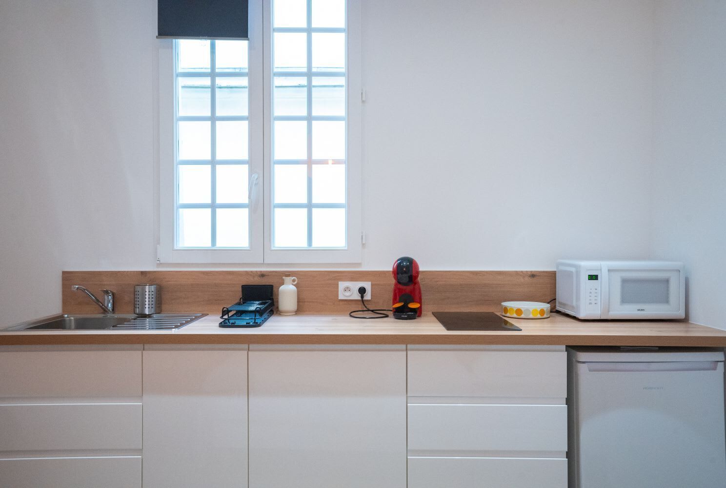 Coffee/tea maker, fridge, microwave, stovetop