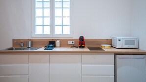 Kaffetrakter/tekoker, kjøleskap, mikrobølgeovn og kokeplater