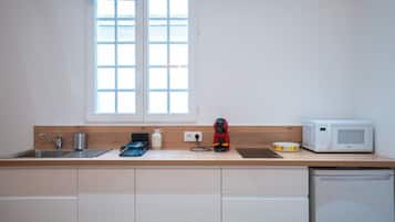 Coffee/tea maker, fridge, microwave, stovetop