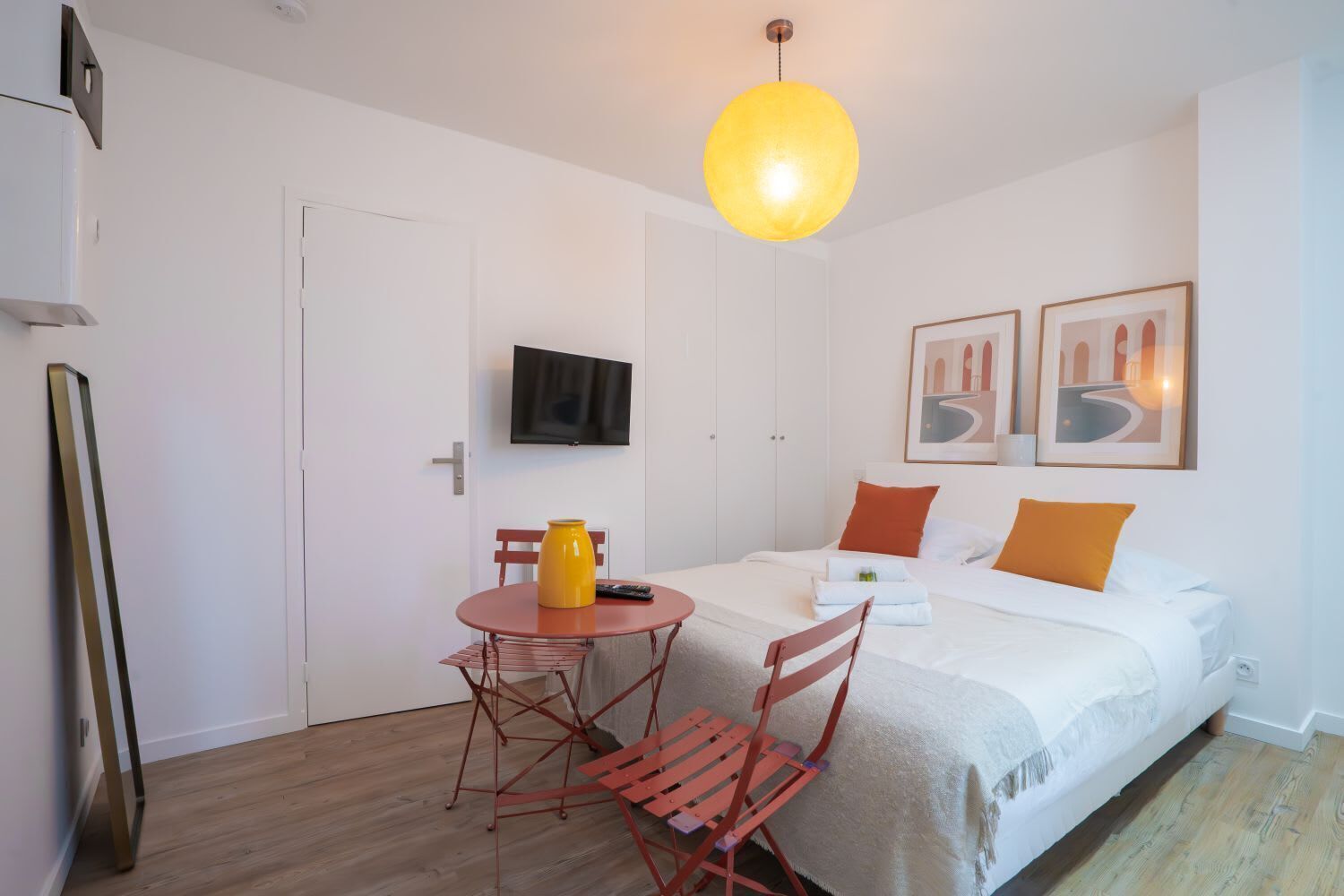 Een strijkplank/strijkijzer, wifi, beddengoed