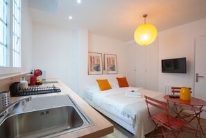 Iron/ironing board, WiFi, bed sheets