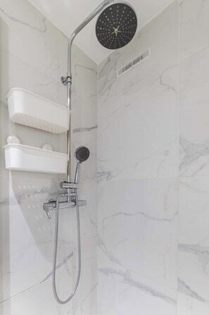 Shower, hair dryer, towels, shampoo - Appartement Paris 6ème Proche Métro Confortable (Paris)