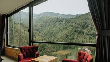 Deluxe Suite, Mountain View | 1 bedroom, free WiFi, bed sheets