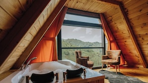 A bathroom with a wooden interior, a large window, and a view of a green landscape. - Ena Bungalov (Çamlihemsin)