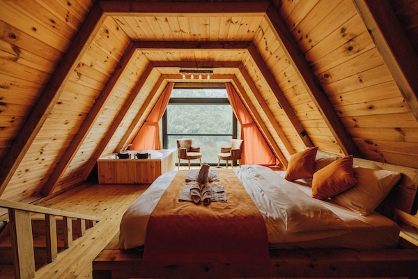 Quarto quádruplo empresarial | 1 quarto, Wi-Fi de cortesia, roupa de cama
