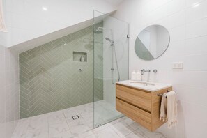 Shower, hair dryer, towels - Biirinba Breathe - Oceanstays (Yamba)