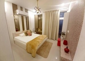 Individually decorated, desk, laptop workspace, iron/ironing board - Hotel Rajvanshi (Gurugram)