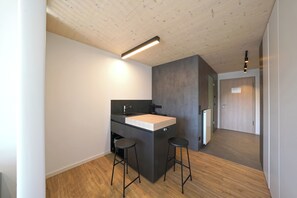 Standaard studio | Privékeuken | Een koelkast, een kookplaat, een espressoapparaat