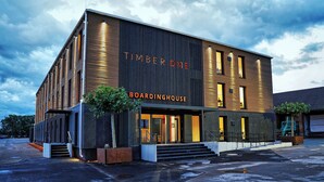 A modern building with the name "Timber One Boardinghouse" on the facade. - Timber One Boardinghouse Dorfen (Dorfen)