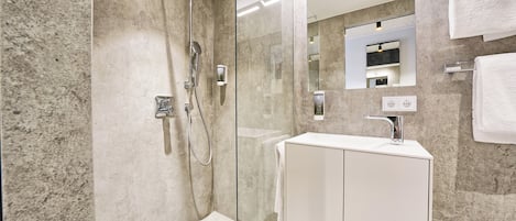 Standard Apartment | Bathroom