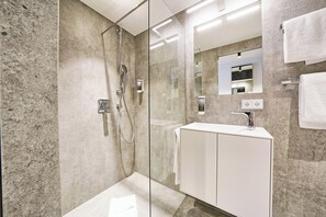 Standard Apartment | Bilik Mandi | Pancuran mandi, pengering rambut, tuala disediakan, sabun 