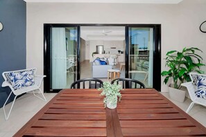 TV - Coastal 2-Bed with Parking & Pool by the Ocean (Cairns North)