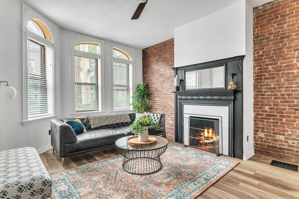 Smart TV - The Smith Victorian 2BR Brownstone Apartment (Springfield)