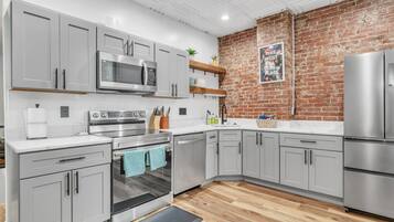 Microondas, horno, parrilla de estufa y lavavajillas