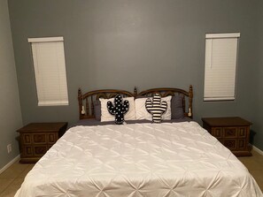 4 bedrooms, iron/ironing board, Internet, bed sheets