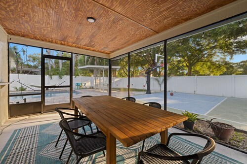 Pool ~ Sportscourt ~ Game Room ~ 5 min to Beach!